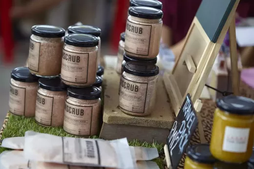 מדריך המתנות האולטימטיבי: לפנק את אשתך עם קרדיגנים נעימים וטיפוח יוקרתי לעור